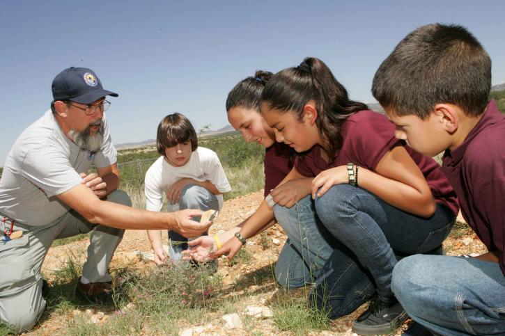 Free picture: volunteer, teacher, backyard, habitat, technique, students Free picture: volunteer, teacher, backyard, habitat, technique, students